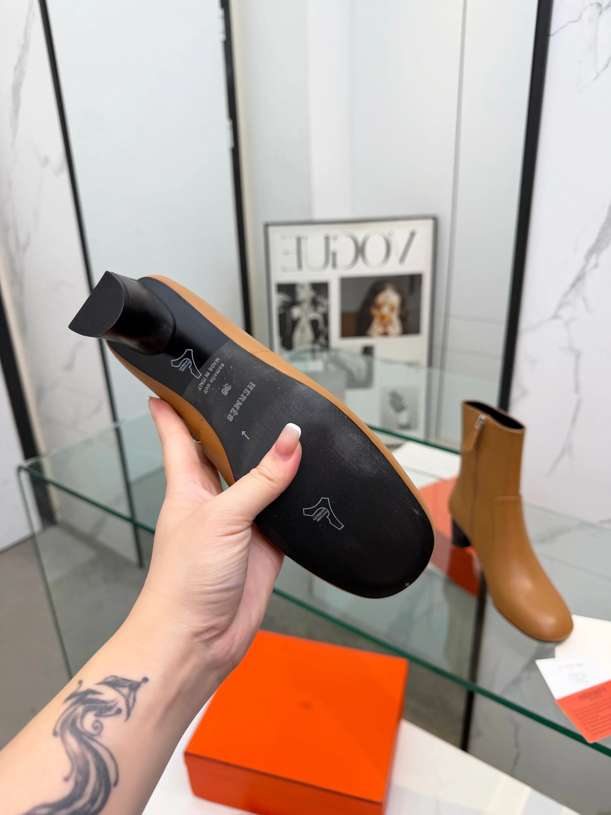 👟👟Ex-factory price 800👟👟 Top version purchasing agent Hermes 2025 autumn and winter new Lisa thick heel side zipper and naked women's short boots H family letter logo high heel round toe Martin knight boots Material: imported calfskin upper + water-dyed sheepskin lining + Italian genuine leather outsole Heel height: 5.5CM Size: Women’s size 35-41 (40.41 customized, non-refundable)